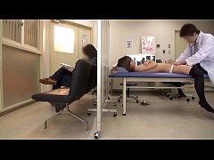 หนังโป๊สาวญี่ปุ่นมาหาหมอตรวจโรค คุณหมอเงี่ยนขย้ำนมเอามายัดหีที่เก้าอี้คาชุด